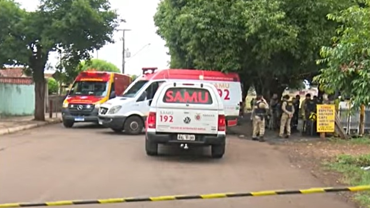 Dois homens morreram após uma troca de tiros dentro de um quiosque, no bairro Jardim Panissa, em Londrina, no norte do Paraná, na manhã desta terça-feira (5). Conforme a Polícia Militar do Paraná (PMPR), um dos homens seria o autor do ataque, e foi baleado após lutar com o seu alvo, que também morreu no local. Os corpos dos dois foram encontrados abraçados, o que comprovaria que houve briga entre eles.