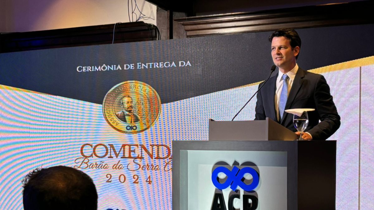 “Homenagem muito merecida”, diz Pimentel sobre prêmio entregue a Leonardo Petrelli