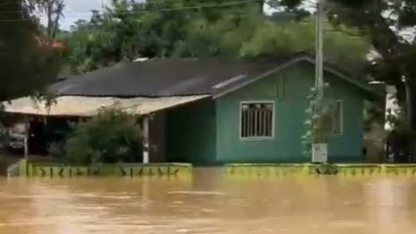 Uma criança de dois anos de idade está desaparecida após ser levada pela enxurrada, em General Carneiro, no sul do Paraná. De acordo com o Corpo de Bombeiros, ela foi arrastada de dentro de casa após a forte inundação que atingiu o município. Conforme os dados do Simepar, o total acumulado de chuvas na cidade desde o início da madrugada desta quinta-feira (7) é de 84,2mm.