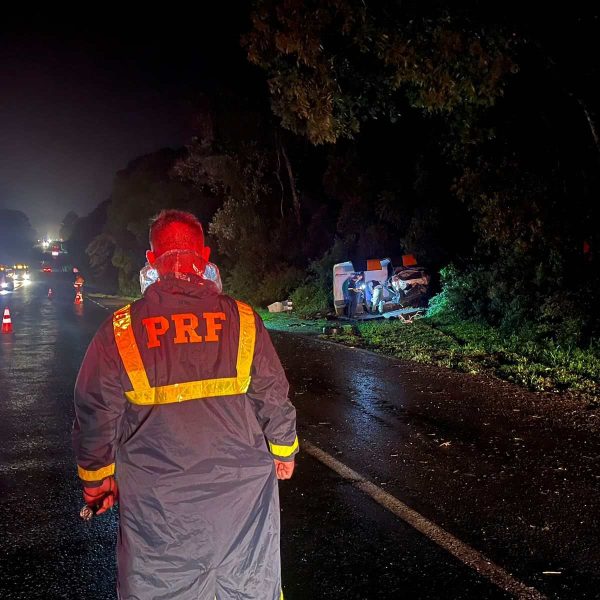 acidente carro invade calçadão tiradentes