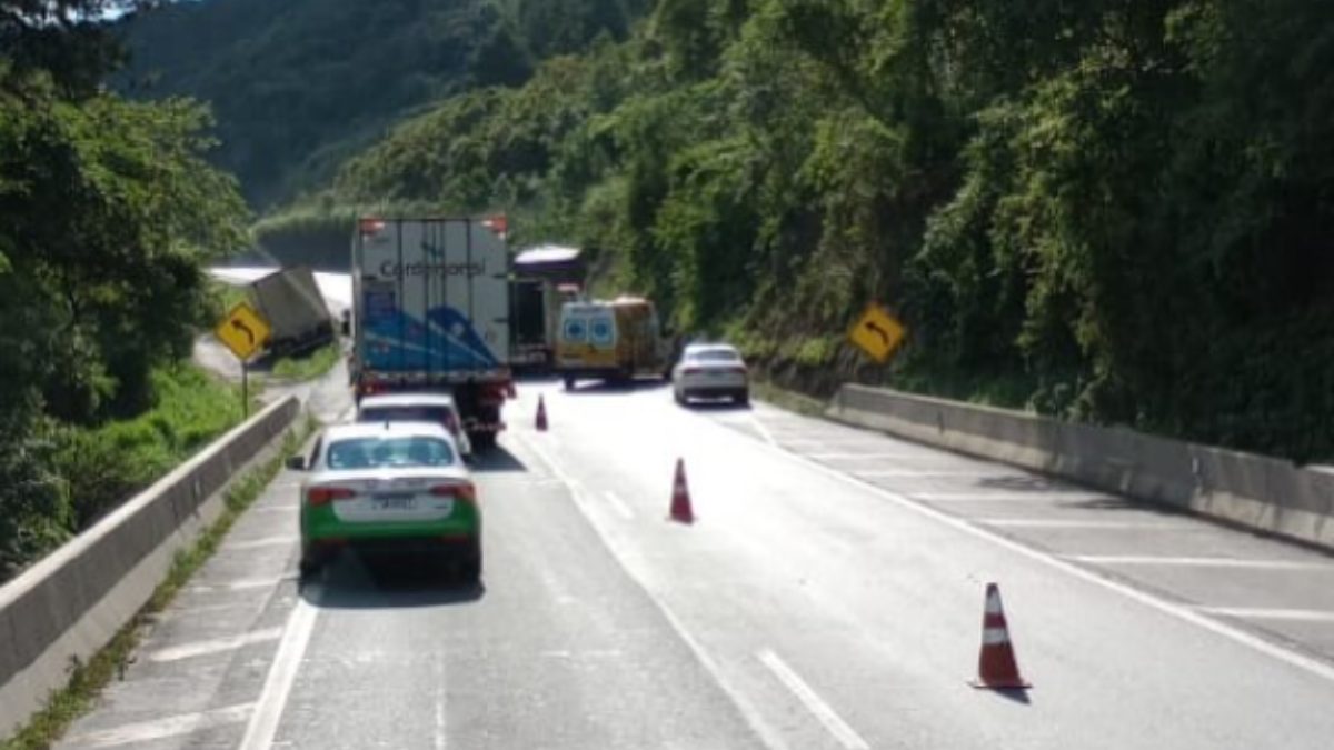 Engavetamento com cinco veículos bloqueia BR-277 e provoca 10 km de congestionamento