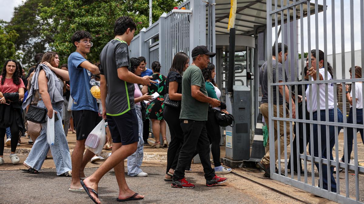 O Ministério da Educação (MEC) divulgou na quinta-feira (14) os gabaritos e os cadernos de questões do Exame Nacional do Ensino Médio 2024 (Enem). Os gabaritos, separados de acordo com as cores dos cadernos de questões provas (verde, cinza, azul e amarelo) e por dia de aplicação das provas, podem ser consultados no portal do Instituto Nacional de Estudos e Pesquisas Educacionais Anísio Teixeira (Inep). 