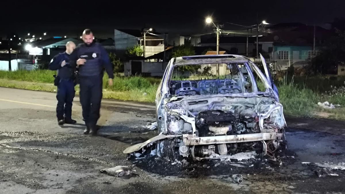 Carro ficou completamente destruído após incêndio 