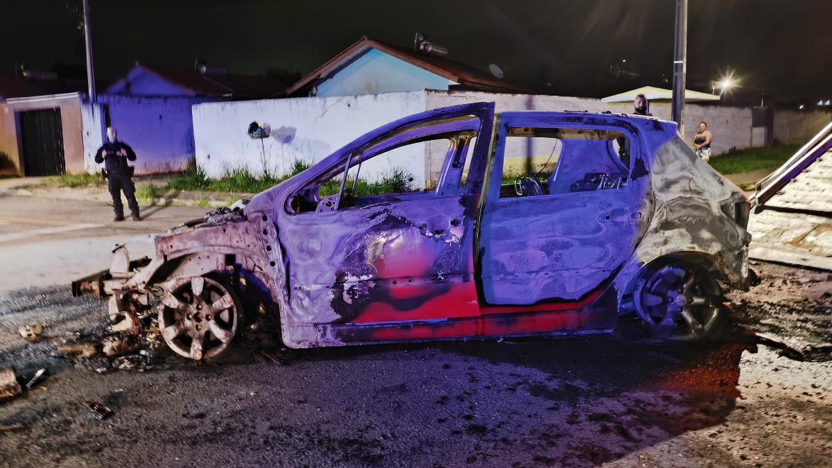 Homem ateou fogo no carro da ex e fugiu, em São José dos Pinhais