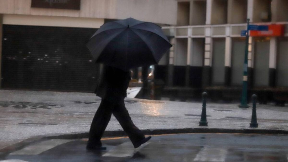 Frente fria se afasta do Paraná, mas alerta de chuva e ventos de 60 km/h continua