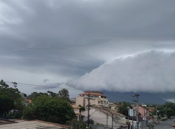 Redemoinho de poeira é flagrado no Paraná e chama atenção de moradores; assista