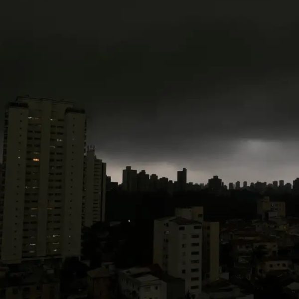 Frente fria no Paraná traz risco de temporal e rajadas de vento de 90 km/h