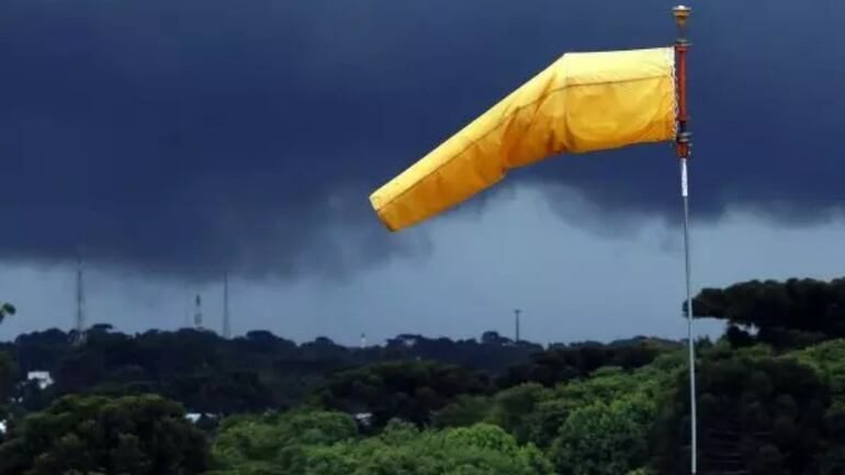 Frente fria no Paraná traz risco de temporal e rajadas de vento de 90 km/h