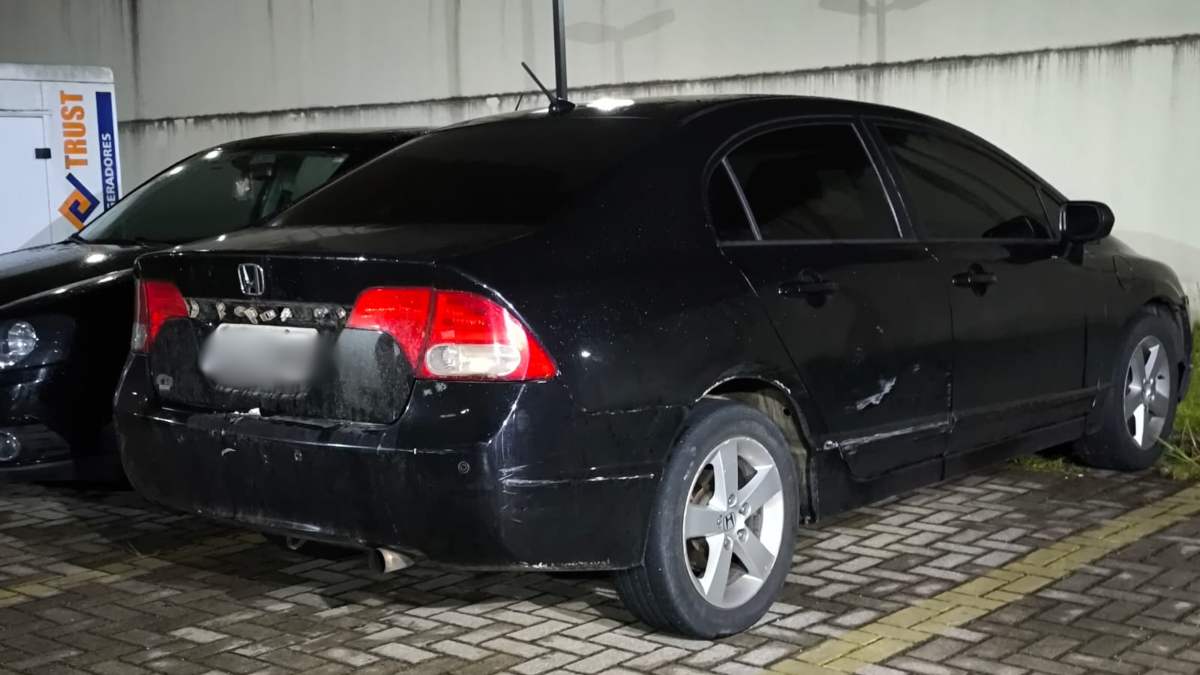 Carro de suspeito foi apreendido pela polícia 