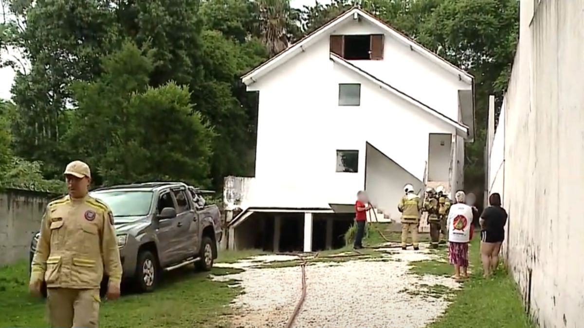 Grávida diz ter sido abandonada pelo marido e é suspeita de atear fogo em casa