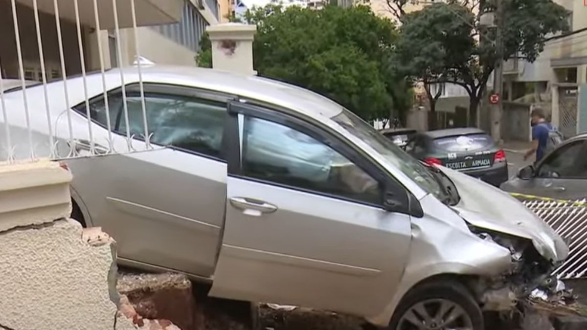 Idoso perde o controle do carro, bate e derruba muro de colégio, em Londrina