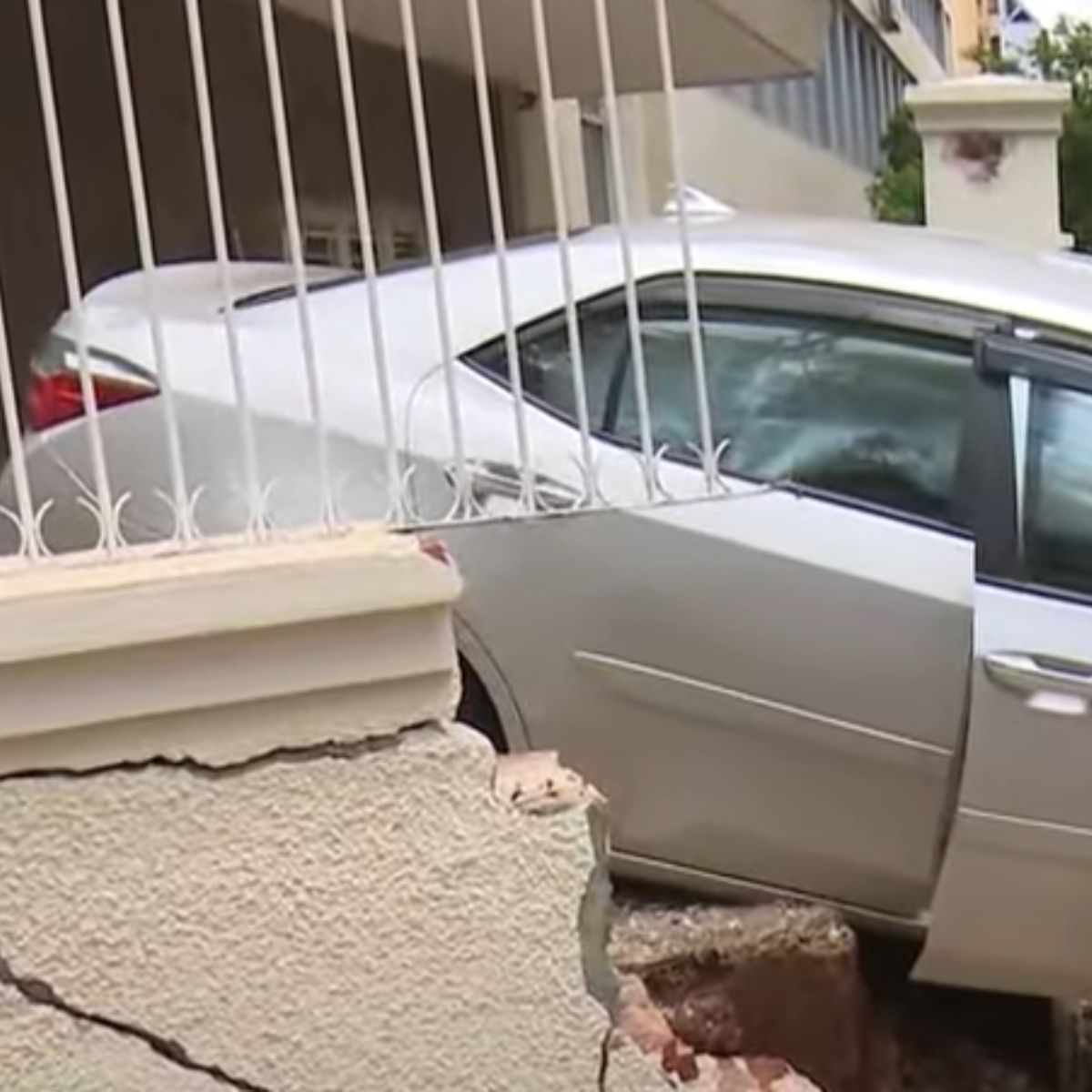 Idoso perde o controle do carro, bate e derruba muro de colégio, em Londrina