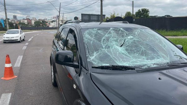 Uma jovem de cerca de 25 anos ficou gravemente ferida após ser atropelada por um ônibus, no bairro Atuba, em Colombo, Região Metropolitana de Curitiba, na manhã desta sexta-feira (8). De acordo com os moradores da região, ela teria descido de um carro de aplicativo momentos antes do acidente, e aparentava estar embriagada.