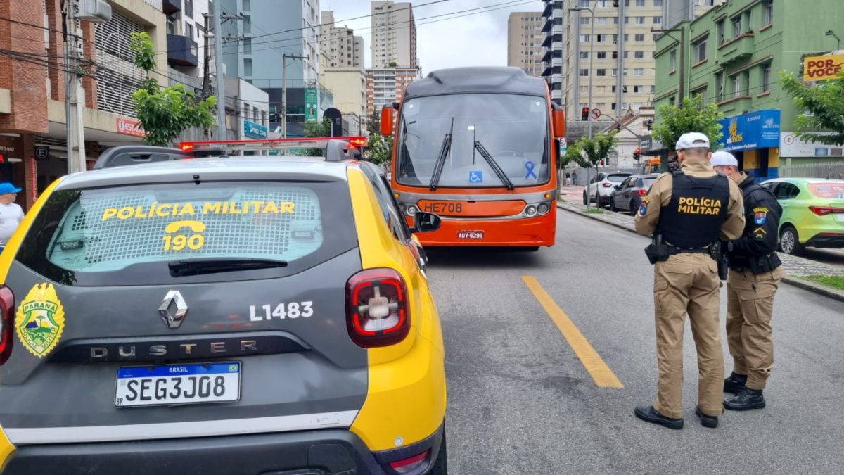 Um idoso ficou gravemente ferido após ser atropelado por um ônibus biarticulado, no Centro de Curitiba, na manhã desta segunda-feira (4). Uma câmera de segurança registrou o momento em que a vítima do acidente tenta atravessar exclusiva para o ônibus expresso, na avenida Sete de Setembro, quando é atingida pelo veículo.