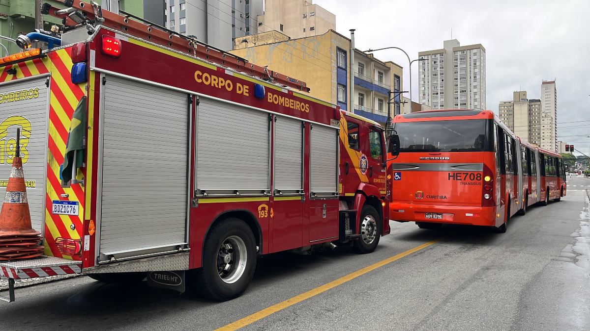 Um idoso ficou gravemente ferido após ser atropelado por um ônibus biarticulado, no Centro de Curitiba, na manhã desta segunda-feira (4). Uma câmera de segurança registrou o momento em que a vítima do acidente tenta atravessar exclusiva para o ônibus expresso, na avenida Sete de Setembro, quando é atingida pelo veículo.