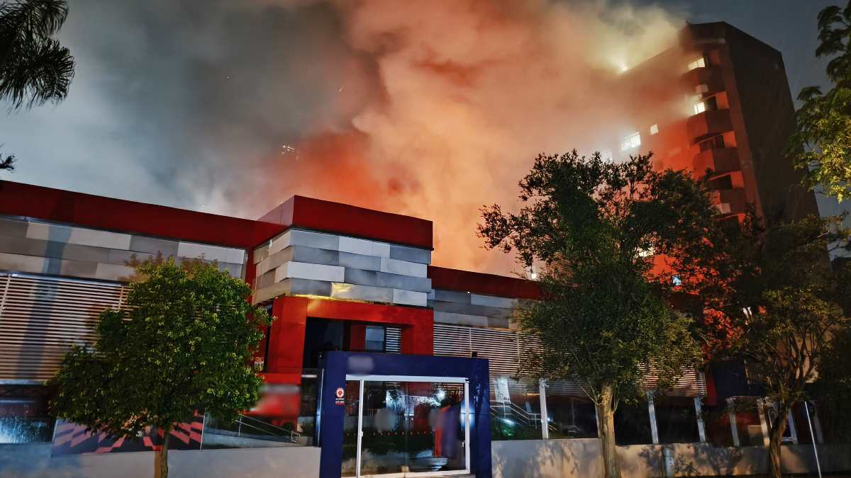 Incêndio em escola de inglês assusta moradores no bairro Bigorrilho