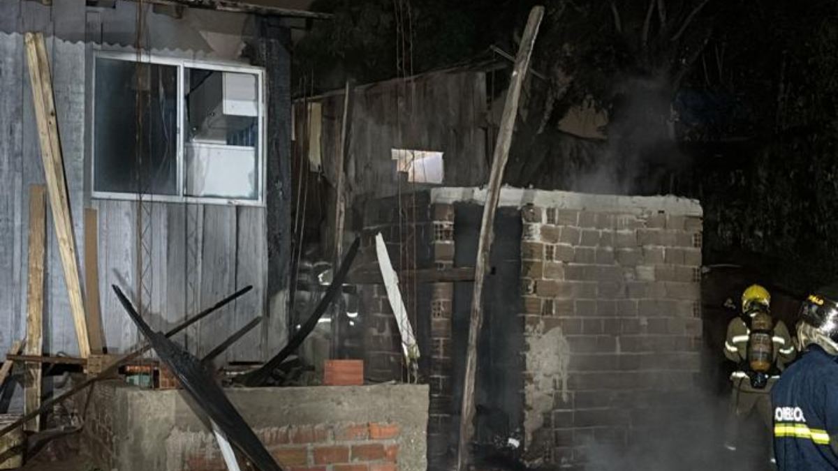 Incêndio de grandes proporções atinge quatro casas no Campo Comprido, em Curitiba