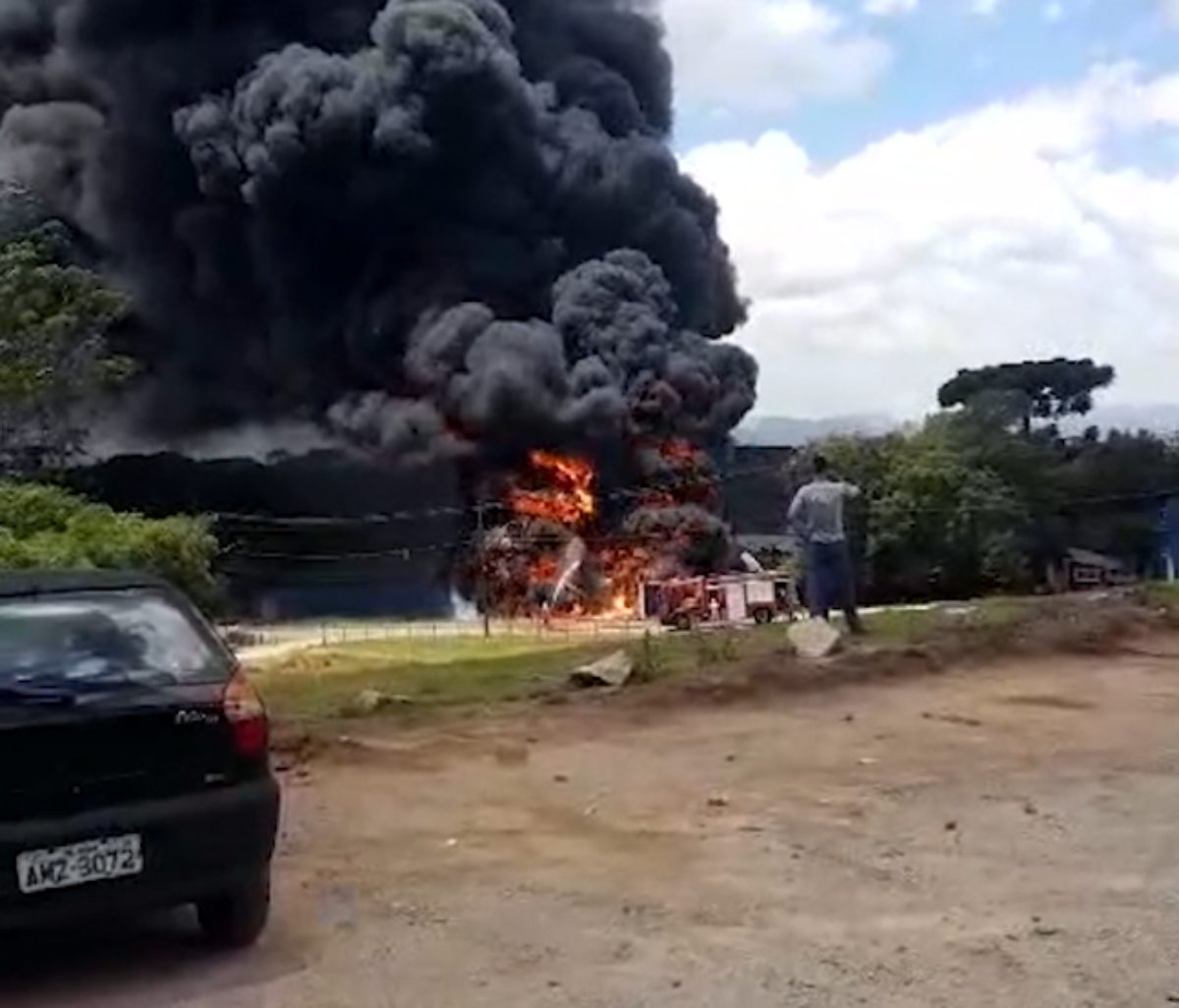 Fábrica de tintas ao lado de hospital pega fogo na RMC; caminhão é destruído