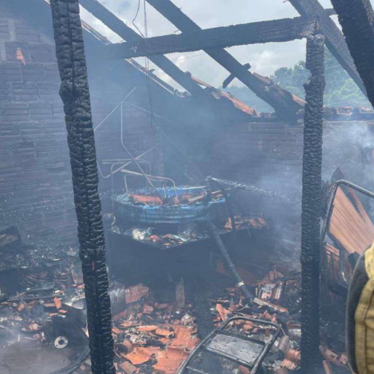 Incêndio destrói casa de fundo de loja de roupas de festa em Curitiba