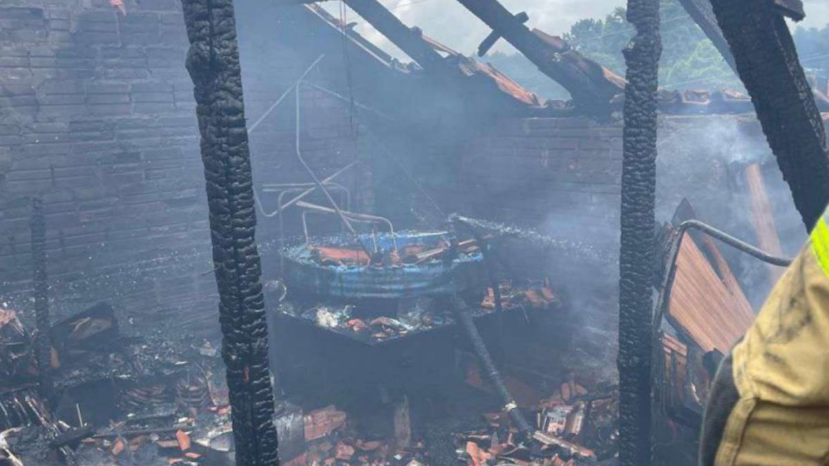 Incêndio destrói casa de fundo de loja de roupas de festa em Curitiba