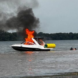 Incêndio em lancha aconteceu na tarde deste sábado (2)