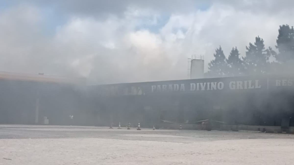 Um incêndio de grandes proporções mobiliza diversas equipes do Corpo de Bombeiros em um restaurante localizado na BR-376, na Colônia Witmarsum, em Palmeira, nos Campos Gerais do Paraná. Além do combate às chamas, os bombeiros tentam localizar uma pessoa que supostamente estaria dentro do estabelecimento, que funciona em um posto de combustíveis.