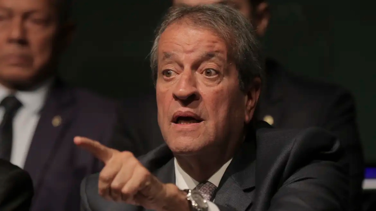 O deputado federal André Janones (Avante) protocolou na Procuradoria Geral da República (PGR), um "Pedido de Propositura de Ação Declaratória de Extinção de Partido Político" contra o Partido Liberal (PL). De acordo com a proposição do deputado, que também é advogado, a medida visa a "proteção do regime democrático brasileiro, que tem sido alvo de sucessivos ataques e ameaças originados e fomentados por figuras de liderança e membros do partido requerido".