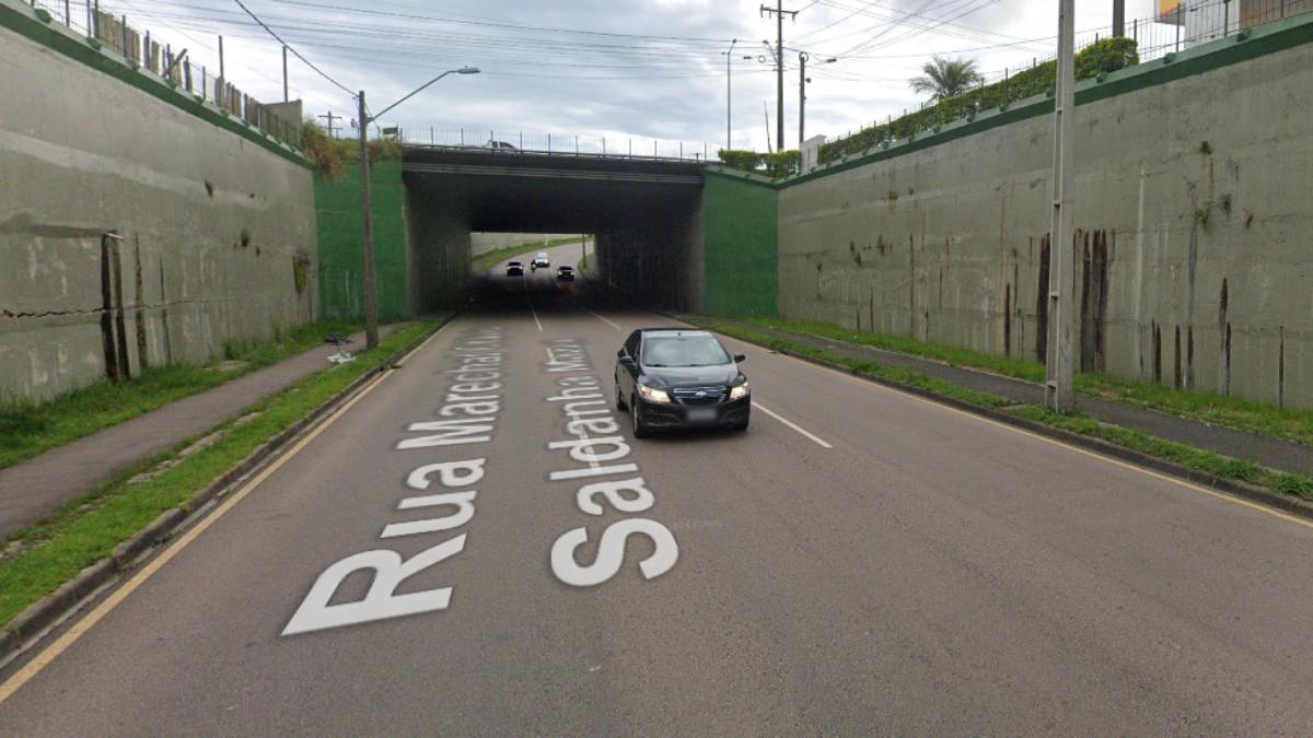 Jovem motociclista atingiu poste e não resistiu 