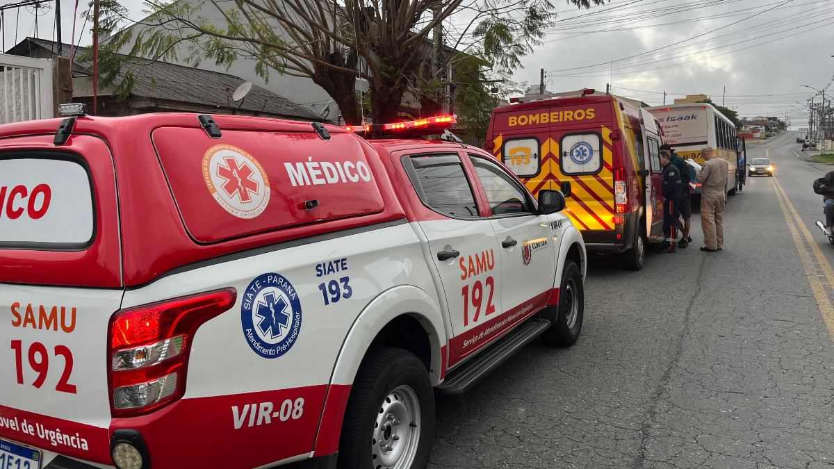 Uma jovem de cerca de 25 anos ficou gravemente ferida após ser atropelada por um ônibus, no bairro Atuba, em Colombo, Região Metropolitana de Curitiba, na manhã desta sexta-feira (8). De acordo com os moradores da região, ela teria descido de um carro de aplicativo momentos antes do acidente, e aparentava estar embriagada.