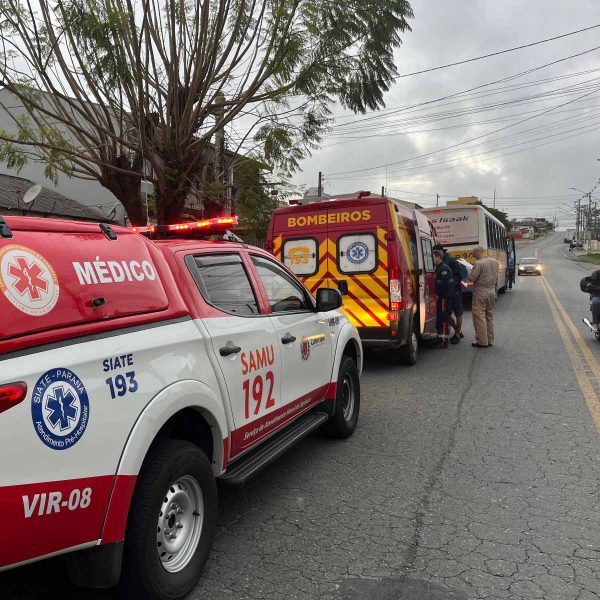 Um idoso de 70 anos de idade ficou gravemente ferido após ser atropelado por um carro na área de acesso ao Aeroporto Afonso Pena, em São José dos Pinhais, Região Metropolitana de Curitiba, na manhã desta sexta-feira (8). Após ser socorridos pelo Corpo de Bombeiros, ele foi levado para o Hospital São José.