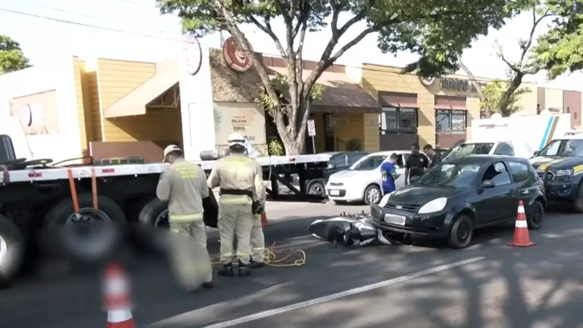 Motociclista morre atropelado ao ser atingido por rodado de caminhão no PR