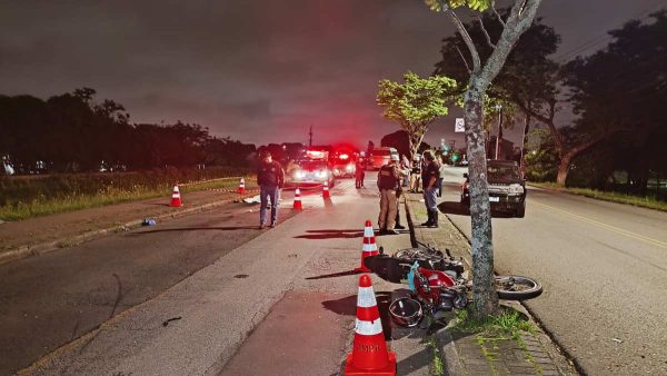 Uma jovem de cerca de 25 anos ficou gravemente ferida após ser atropelada por um ônibus, no bairro Atuba, em Colombo, Região Metropolitana de Curitiba, na manhã desta sexta-feira (8). De acordo com os moradores da região, ela teria descido de um carro de aplicativo momentos antes do acidente, e aparentava estar embriagada.