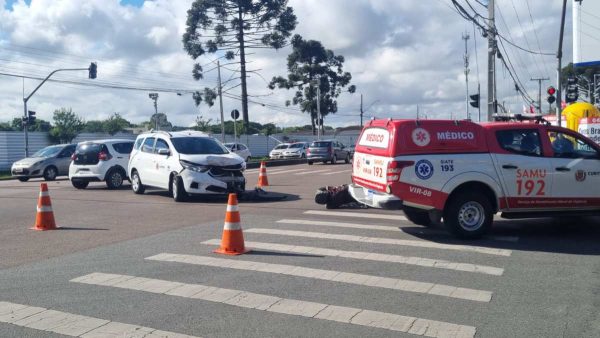 Criança fica ferida e caminhão invade granja em acidente no Paraná