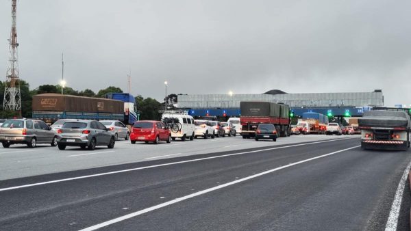 Chuva abre buraco na avenida Victor Ferreira do Amaral e interdita pista