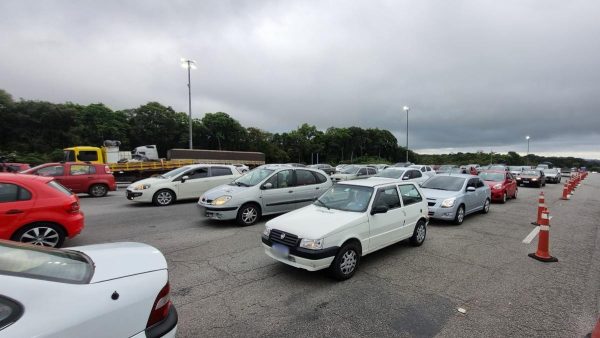 Caminhão desgovernado bate em sete carros e em ambulância