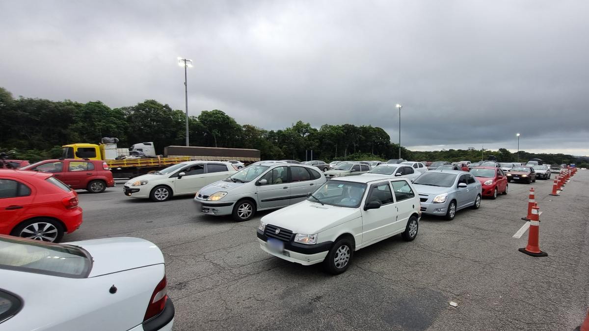 Estradas do Paraná começam feriado com trânsito intenso e filas