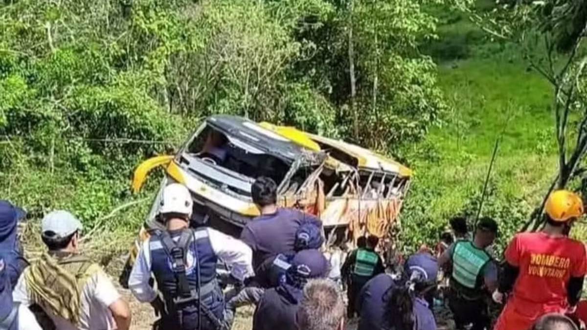 Ônibus cai de penhasco e mata 11 pessoas; criança está entre as vítimas