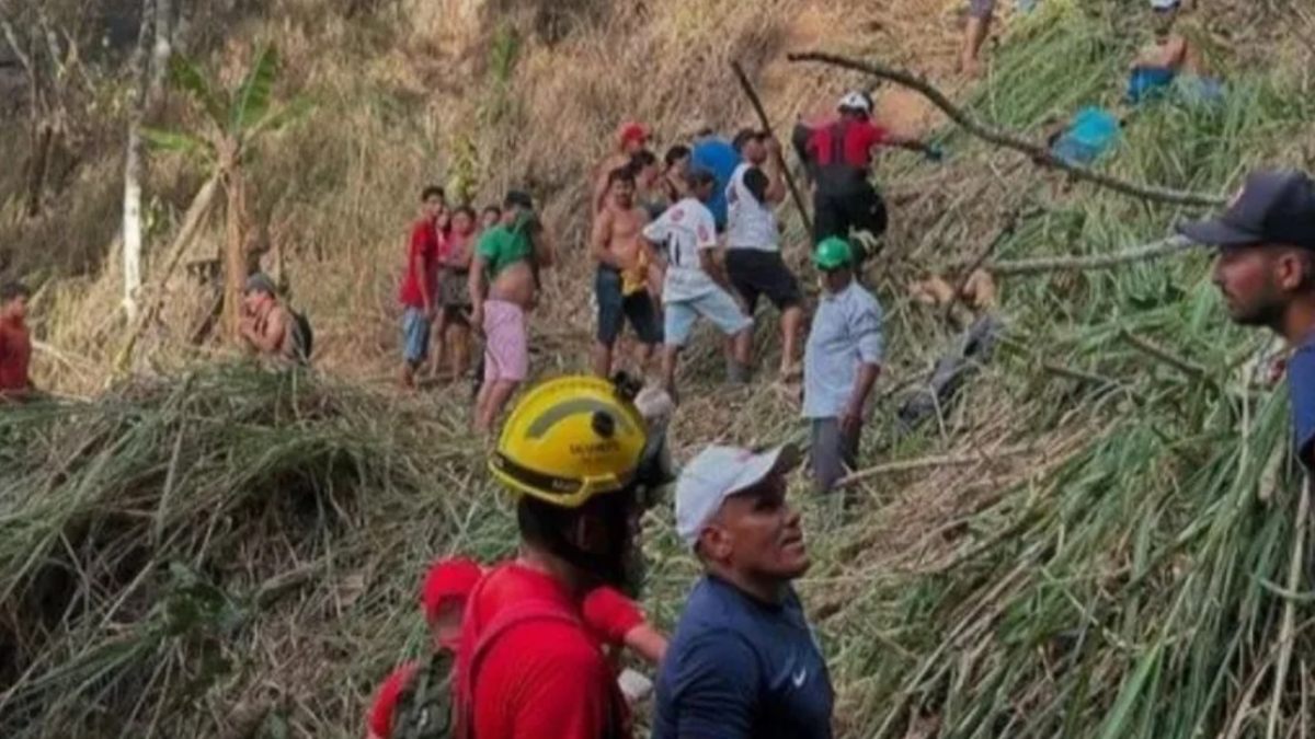 Ônibus capota em ribanceira e deixa 17 mortos e quase 30 feridos