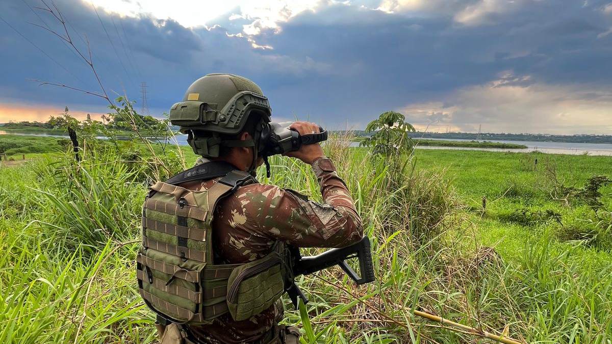 O comando da 15ª Brigada de Infantaria Mecanizada (15ª Bda Inf Mec) do Exército Brasileiro, sediada em Cascavel, no oeste do Paraná, apresentou um balanço da Operação Ágata Fronteira Sul, realizada ao longo deste mês de novembro nas regiões de fronteira dos estados do Paraná e Santa Catarina. Conforme o exército, além da recuperação de todas as nove armas que desaparecem do 33º Batalhão de Infantaria Mecanizada (33º BI Mec), também em Cascavel, a operação apreendeu outras cinco armas, mais de 20 toneladas de drogas e grande quantidade de mercadorias contrabandeadas.