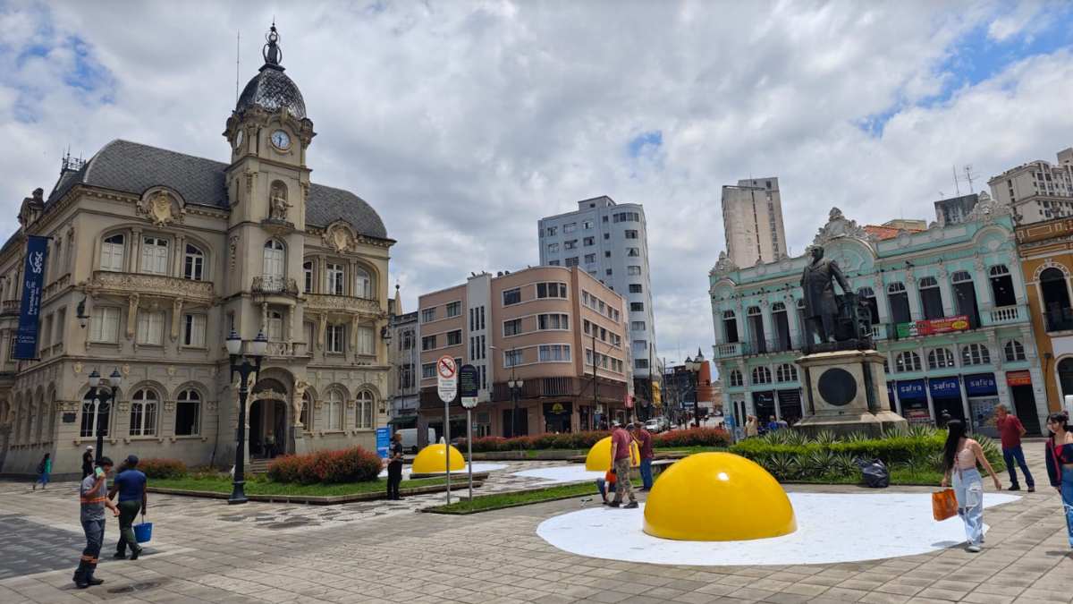 Ovos gigantes são expostos em praça de Curitiba em protesto a aquecimento global