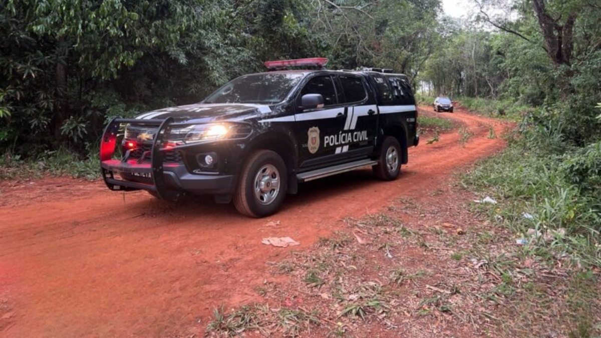 A Polícia Civil do Paraná (PCPR) prendeu um homem suspeito de feminicídio e ocultação de cadáver, em Guaíra, no oeste do Paraná, na terça-feira (5). De acordo com a delegada Renata Oliveira, a análise das imagens de câmeras de segurança indicou a autoria do crime, levando a Justiça a autorizar a prisão temporária do suspeito.