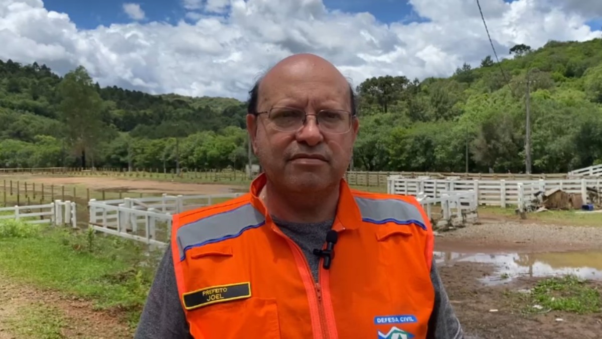 O prefeito de General Carneiro, cidade do sul do estado que foi atingida pela enchente na madrugada desta quinta-feira (7) lamentou os prejuízos causados pelo temporal e, especialmente, o desaparecimento de Kimberly Camargo, a menina de dois anos que foi arrastada pela enxurrada. Joel Martins destacou que o nível do rio Torino, que corta a cidade, subiu muito rapidamente com as fortes chuvas, provocando muitos estragos em várias regiões do município.