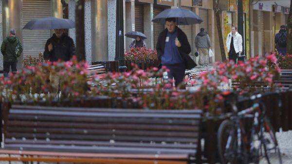 Frente fria acompanhada de chuvas e trovoadas chega ao Paraná; veja previsão