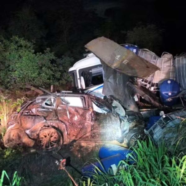 Cinco pessoas ficaram feridas e foram encaminhadas ao hospital