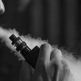 Consumo do cigarro eletrônico entre jovens é destaque no RIC Notícias Noite