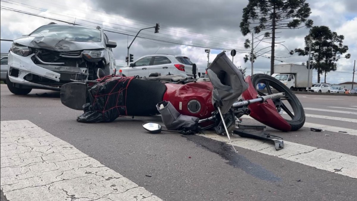 O servidor da Prefeitura de Curitiba envolvido em um acidente que causou a morte de um motociclista, na manhã desta quinta-feira (14), se encaminhava para uma solenidade de inauguração de um supermercado atacadista. O estabelecimento comercial, que fica em uma das esquinas do cruzamento onde ocorreu a colisão fatal, foi aberto hoje, em evento que contou com a presença do prefeito em exercício Eduardo Pimentel (PSD).