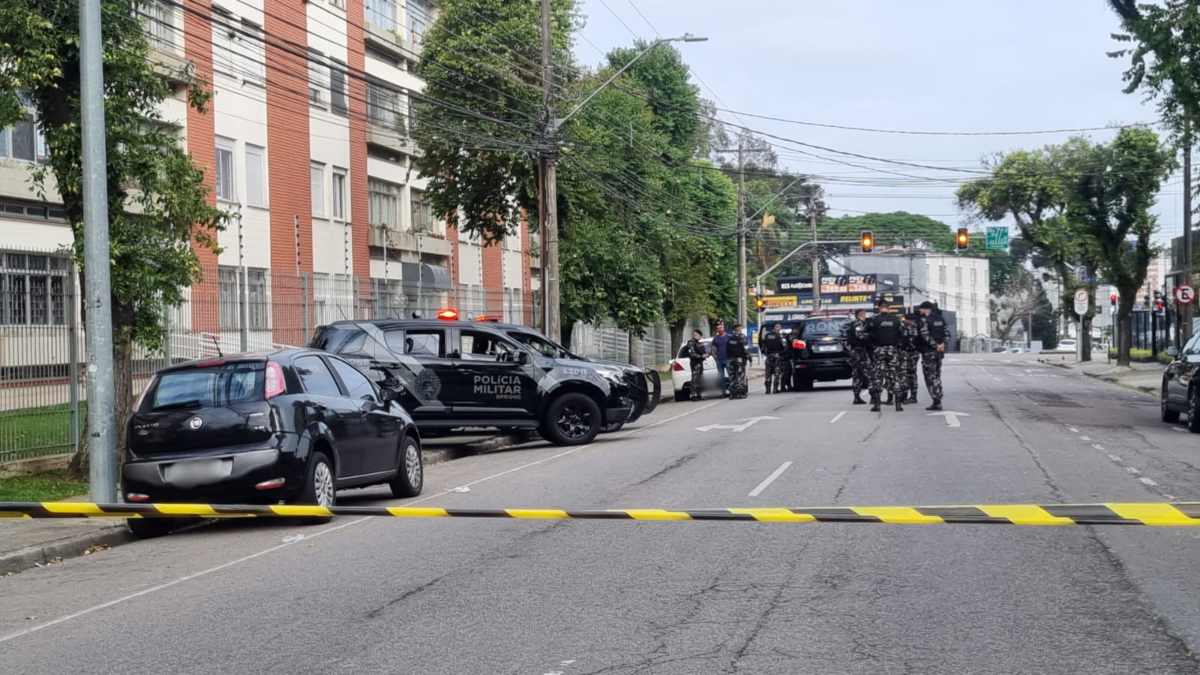 Suspeito baleado foi socorrido na Rua Brigadeiro Franco, no bairro Parolin, em Curitiba