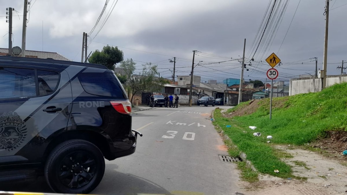 Dois suspeitos pela morte de João Domiciano Neto, vereador eleito de Salto do Itararé, no Norte Pioneiro do Paraná, morreram em confronto com a Polícia Militar do Paraná (PMPR), no bairro Uberaba, em Curitiba, na tarde deste sábado.