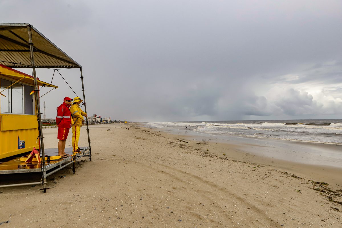 Temporal atinge o litoral do Paraná com raios e chuva forte; veja previsão