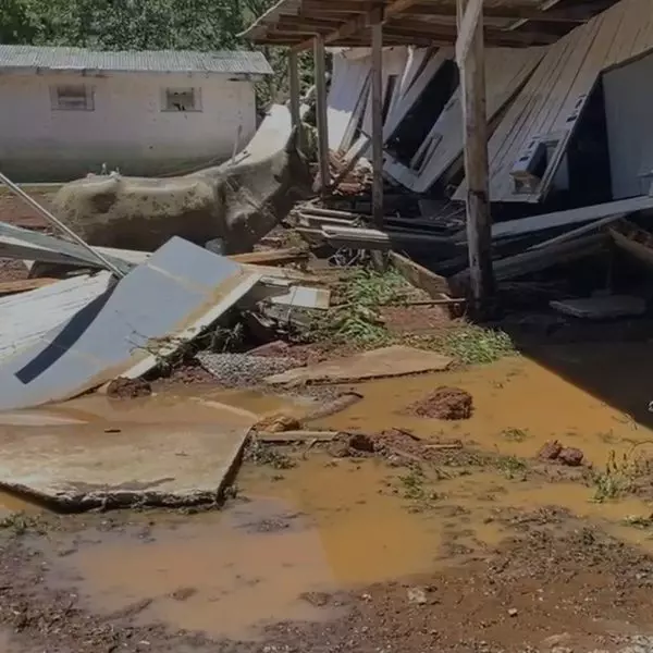 Uma criança de dois anos de idade está desaparecida após ser levada pela enxurrada, em General Carneiro, no sul do Paraná. De acordo com o Corpo de Bombeiros, ela foi arrastada de dentro de casa após a forte inundação que atingiu o município. Conforme os dados do Simepar, o total acumulado de chuvas na cidade desde o início da madrugada desta quinta-feira (7) é de 84,2mm.